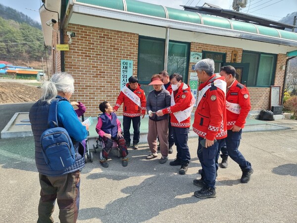 금산군산불전문예방진화대원들이 주민들에게 불법 소각행위 자제 홍보에 나서고 있다./사진=금산군 산림녹지과