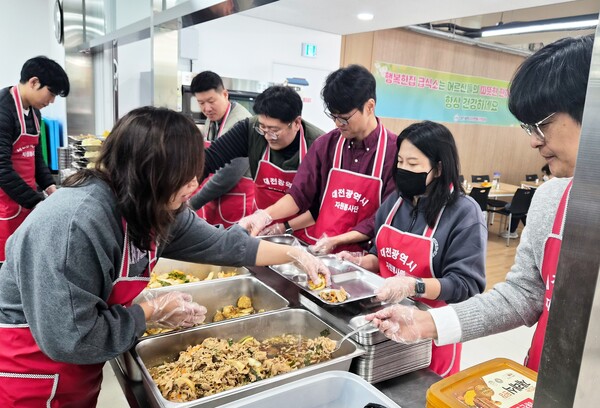 대전테크노파크 직원들이 취약계층에 무료급식 봉사를 진행하고 있다./사진제공=대전테크노파크