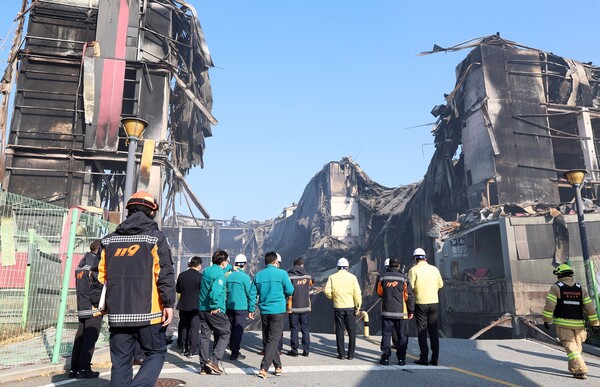 충남도의회 건소위 위원들이 천안 이랜드물류센터 대형화재 현장을 긴급 점검하고 있다./사진제공=충남도의회