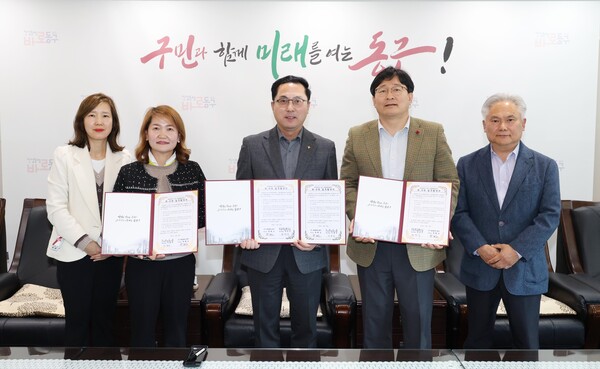 다함께돌봄센터 운영 위·수탁 협약 체결 모습