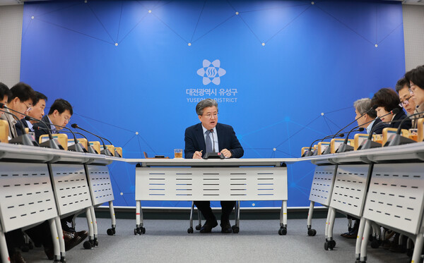 정용래 유성구청장이 25일 열린 주간간부회의를 주재하고 있다.
