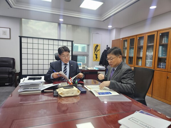 이승원 경제부시장이 국회에서 이재관 예결위 의원과 면담을 하고 있는 모습/사진=세종시 기획조정실