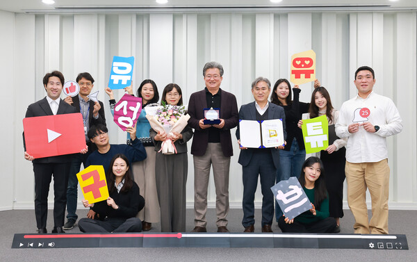정용래 유성구청장과 직원들이 ‘2025 올해의 SNS’ 유튜브 부문 최우수상 수상 후 기념촬영을 하고 있다./사진제공=유성구청