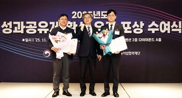 수상 기념촬영 모습. 왼쪽부터 대전교통공사 이경복 전략사업실장, 중소벤처기업부 상생협력정책과 이청일 과장, ㈜앤트랩 최동걸 대표/사진제공=대전교통공사