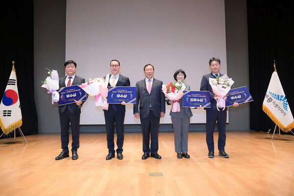 왼쪽부터 손덕남 감사위원회 사무국장, 유병학 문화유산과장, 최민호 시장, 고명남 세정과 세정팀장, 함재욱 산업입지과장