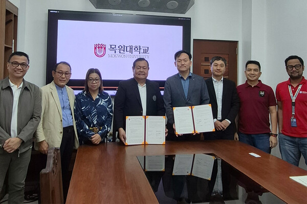 필리핀 필리핀크리스천대학교에서 열린 업무협약식에서 목원대와 필리핀크리스천대 관계자 등이 기념촬영을 하고 있다./사진제공=목원대