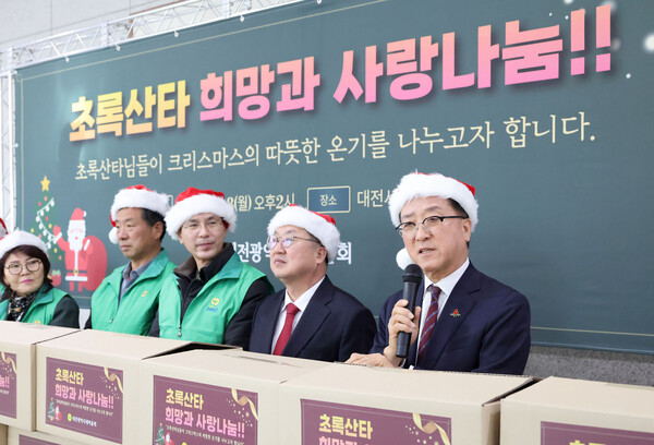 대전시의회 조원휘 의장이 대전새마을 초록산타 희망과 사랑나눔 행사에 참여하고 있다./사진제공=대전시의회