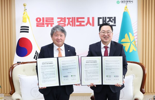 ‘신교통단 시범사업 차고지 조성을 위한 부지사용 업무협약’ 체결 기념촬영 모습. 왼쪽부터 김용하 건양대 총장, 이장우 대전시장/사진제공=대전시청