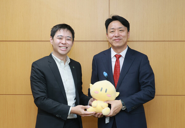 최성아 대전시 정무경제과학부시장이 싱가포르 ‘Innovate 360’ 대표 면담 후 기념촬영을 하고 있다./사진제공=대전시청