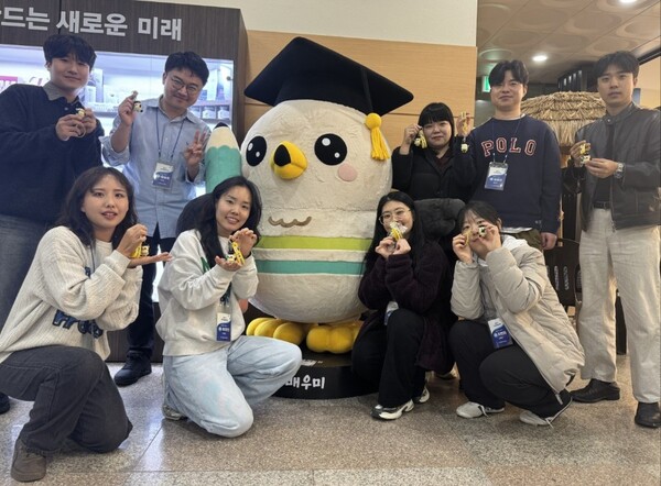 충남도 인재개발원 신규 공무원 임용 과정 7기 교육생 기념품 배포 기념촬영 모습/사진제공=충남도청