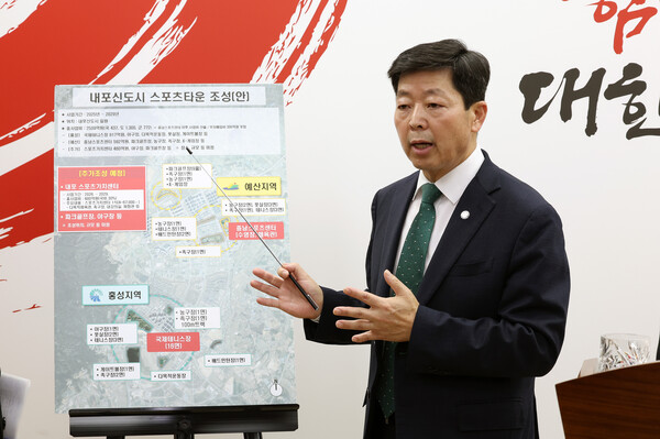 박정주 충남도 행정부지사가 브리핑 하고 있다./사진제공=충남도청