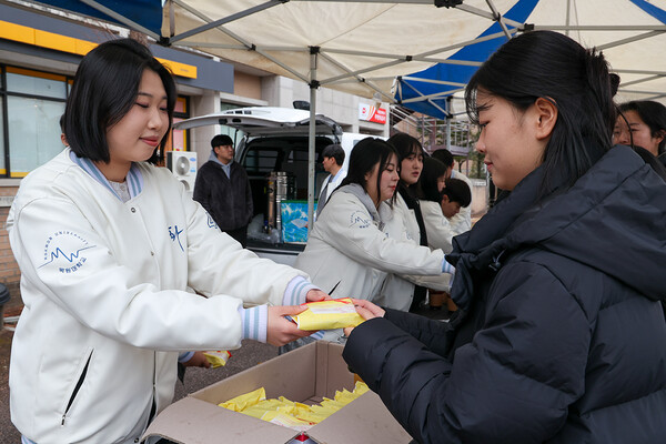 목원대 총학생회가 교정에서 진행한 ‘기말고사 응원 간식 나눔’ 행사 모습/사진제공=목원대