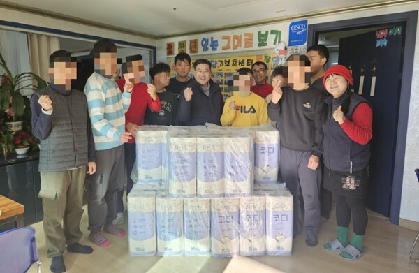 대전자경위 박은규 경정이 장애인시설을 방문해 생필품을 전달하고 있다./사진제공=대전시청