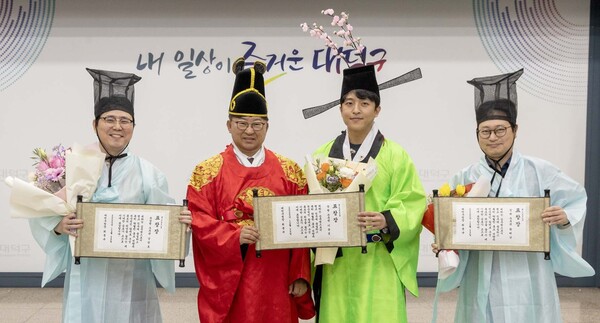 최충규 대덕구청장(왼쪽 두 번째)과 ‘2025년 홍보장원 왕중왕전’에서 수상한 직원들이 29일 표창장을 받은 후 기념 촬영을 하고 있다./사진제공=대덕구청