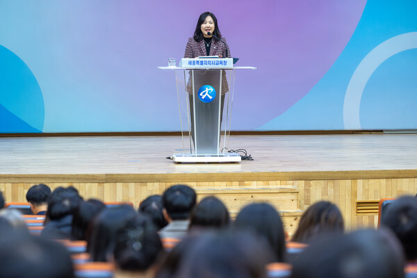 구연희 교육감 권한대행이 2일 시무식에서 당부 말씀을 하고 있다./사진=세종시교육청
