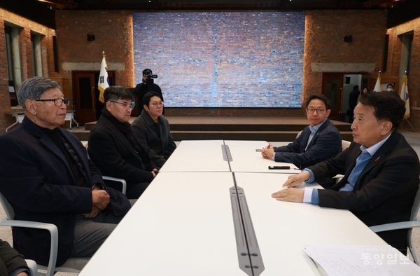 김영환(오른쪽 첫 번째) 충청북도 도지사가 9일 도청 대회의실에서 ‘충북형 다목적 돔구장’ 건립을 위해 김응룡(왼쪽 첫 번째) 전 한화이글스 감독을 비롯한 야구협회 임원진 초청 간담회를 하고 있다. (사진 충청북도 제공)