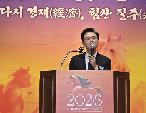 김태흠 충청남도 도지사가 7일 충남북부상공회의소 대회의실에서 열린 '2026년 충남 경제계 신년교례회'에서 신년사를 하고 있다. (사진 충청남도 제공)