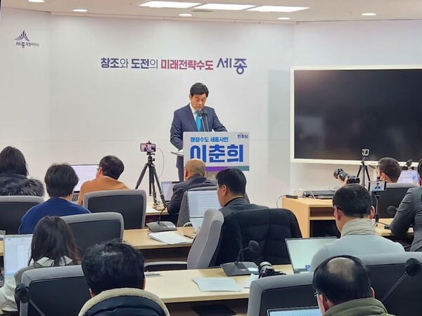 이춘희 전 세종시장이 12일 세종특별자치시청 2층 브리핑실에서 제9대 전국동시지방선거 세종시장 출마를 선언하고 있다. (사진 황대혁 기자)