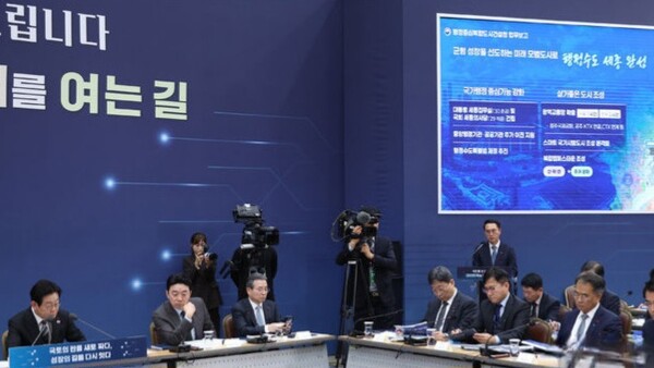 이재명 대통령이 12일 정부세종컨벤션센터에서 열린 국토교통부 업무보고에서 행정중심복합도시건설청의 대통령세종집무실 준공 관련 보고를 청취하고 있다. (사진 대통령실통신사진기자단)