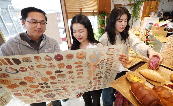 박희조 동구청장(좌) 등 동구 관계자들이 마을 빵집 영문지도 ‘Bread City Donggu’를 살펴보고 있다./사진제공=대전 동구청
