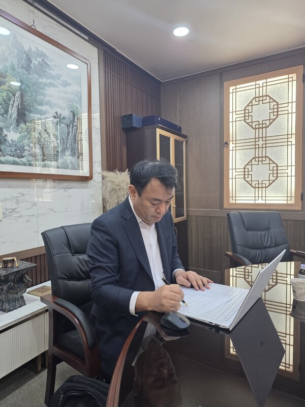 유우석 세종특별자치시교육감 선거 출마 예정자가 24일 SJB세종tv와의 인터뷰에서 출마 계획에 대한 기자의 질의에 대합하기에 앞서 숨을 고르고 있다. (사진 송지민 기자)