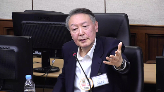 윤석열 전 대통령이 지난해 12월 26일 오후 서울 서초구 서울중앙지법에서 열린 특수공무집행방해, 직권남용 권리행사방해 등 공소사실에 대한 결심 공판에서 최후 진술을 하고 있는 모습. (사진 서울중앙지벙법원 제공)