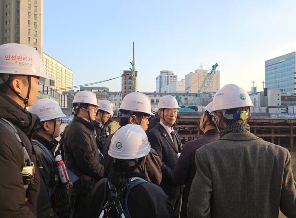 적극적 현장행정으로 화약류 발파공사 민원 해결에 나선 모습/사진제공=대전 중구청