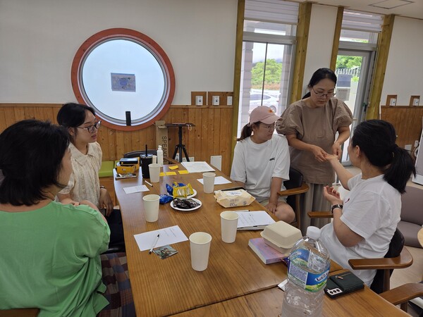 금산군립작은도서관의 프로그램에 참여한 군민들이 활동에 임하고 있다. (사진 금산군 제공)