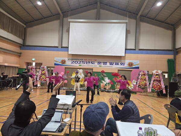 금산군립작은도서관의 프로그램에 참여한 군민들이 활동에 임하고 있다. (사진 금산군 제공)