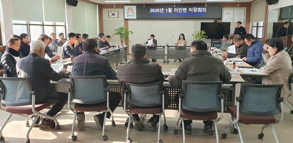 공주시 이인면 행정복지센터 구성원들이 생활폐기물 배출 교육을 실시하고 있다. (사진 공주시 제공)