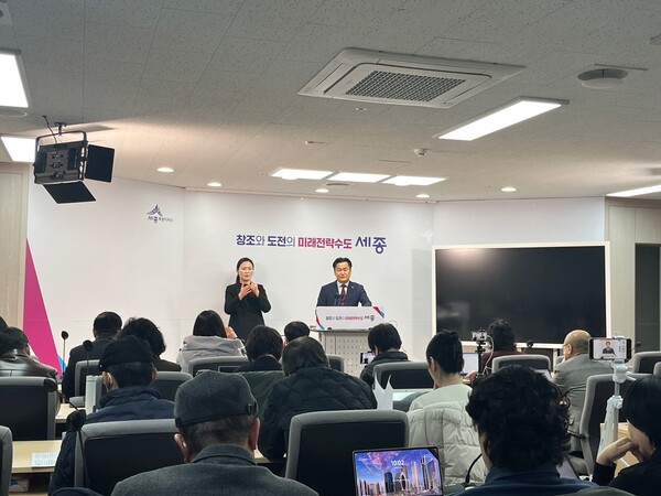 15일 세종특별자치시청 정읍실에서 실시된 '2026년 환경녹지국 주요 업무계획' 브리핑에서 권영석 세종특별자치시 환경녹지국장이 기자들의 질의에 답하고 있다. (사진 세종특별자치시 제공)