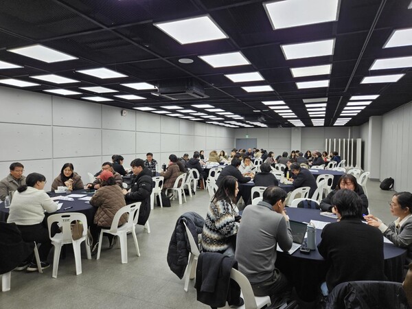 세종특별자치시가 14일 공주대학교 백제교육문화관에서 개최한 '대한민국 교육의 미래를 만드는 사회적 대화' 참석자들이 의제 토의에 임하고 있다. (사진 송지민 기자)