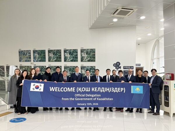 카자흐스탄 정부 일행이 행복도시 방문 기념촬영을 하고 있다./사진제공=행복청