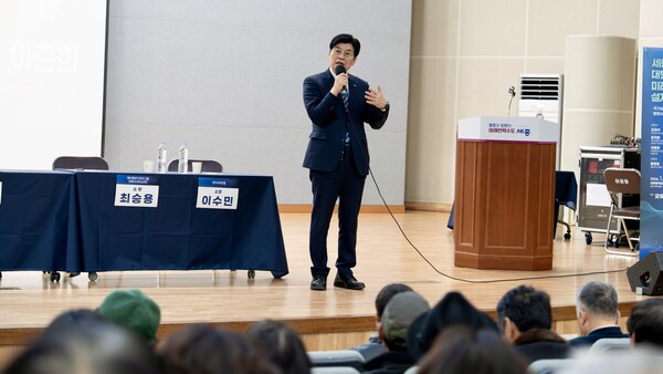 이춘희 전 세종특별자치시장이 16일 아름동복합커뮤니티센터에서 ‘세종, 대한민국 미래를 설계하다’ 라는 주제로 열린 시민 설명회에서 참석자들의 질의에 답하고 있다. (이춘희 전 세종특별자치시장 제공)