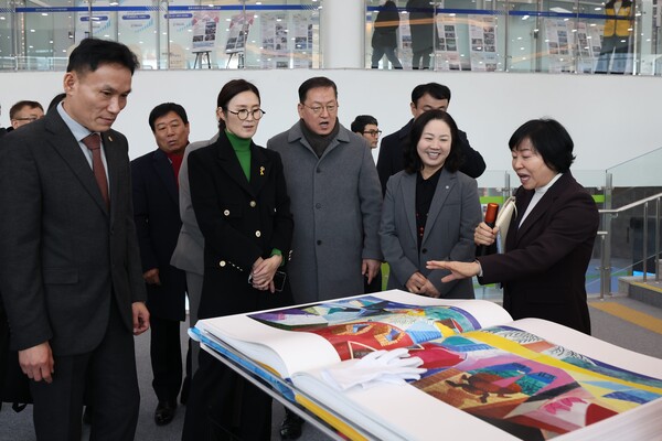 17일 세종특별자치시교육청 평생교육원 일원에서 진행된 ‘이도마루’ 개원식에 참여한 참석자들이 ‘이도마루’를 시찰하고 있다. (사진 세종특별자치시교육청 제공)