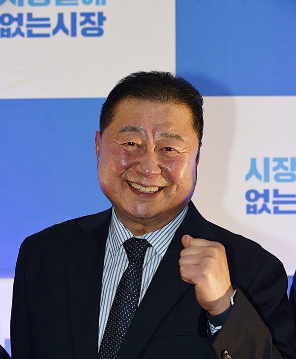 정·관계 인사 대거 참석… 뜨거운 현장 열기 김경일 시장의 출판기념회에 참석한 내빈과 시민들이 행사장 내부를 가득 메우고 있다. 이날 현장에는 조용익 부천시장, 박승원 광명시장 등 수도권 단체장과 김승원·김병주·안민석·한준호 국회의원 등 유력 정치인들이 대거 참석해 정책 연대를 과시했다. (사진 이민희 기자)출처 : 동방일보(https://www.dongbangilbo.co.kr)