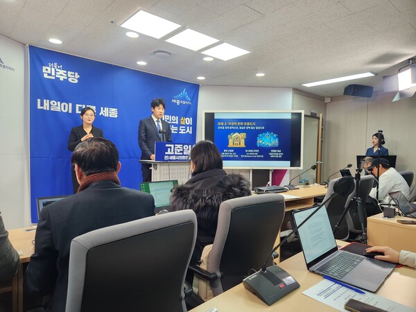 고중일 전 세종시의장이 19일 세종시철 브리핑룸에서 오는 6월 실시되는 세종시장 선서 출마에 관한 기자들의 질의에 답하고 있다. (사진 황대혁 기자)