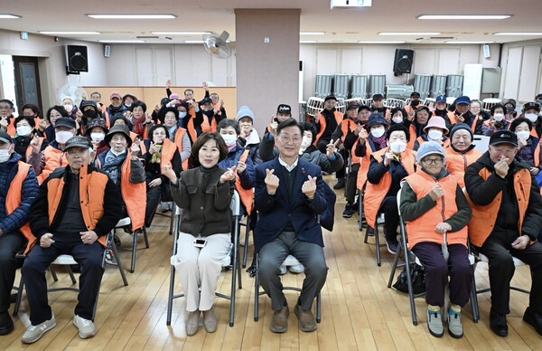 대전 중구 문화1동의 노인일자리사업 발대식 개최 기념촬영 모습/사진제공=대전 중구청