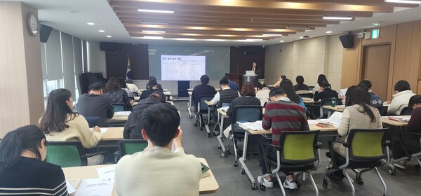 2025년 1월 21일 세종특별자치시교육청 본청 대회의실에서 열린 교육비 특별회계 결산업무에 관한 강의에 참여한 첨석자들이 강의에 임하고 있다. (사진 세종특별자치시교육청 제공)