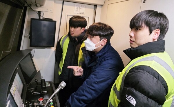 우송디젯철도아카데미 제2종 전기차량 운전면허 취득과정 교육생들이 기관사 현장실습 과정 중 본선 선로견습을 하고 있다./사진제공=대전교통공사
