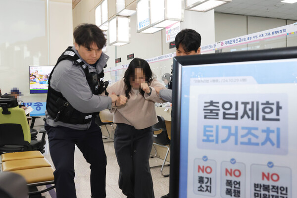 대전 동구청 1층 민원실에서 진행된 비상상황 대응 모의훈련 모습/사진제공=대전 동구청