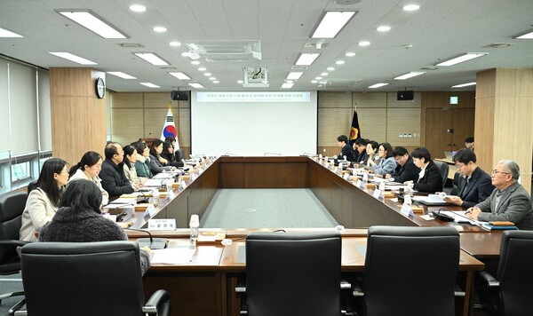 21일 세종특별자치시의회 행정복지위원회가 의회 의정실에서 ‘발달장애인 예술단체 지원 확대 및 활성화 방안 모색 간담회’를 실시하고 있다. (사진 세종특별자치시의회 제공)