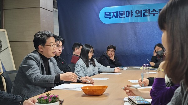 김찬술 대덕구청장 출마예정자가 복지분야 의견수렴 간담회를 갖고 있다./사진제공=출마예정자 사무실