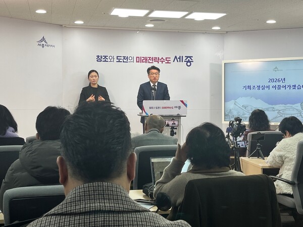 이용일 세종특별자치시 기획조정실장이 22일 시청 브리핑실에서 열린 '2026년도 세종특별자치시 기획조정실 주요 업무계획' 브리핑에서 기자들의 질의에 답하고 있다.