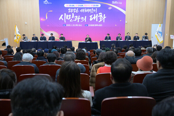 22일 세종특별자치시 조치원읍 행복누림터에서 열린 '2026 새해 맞이 시민과의 대화' 두 번째 자리에서 최민호 세종특별자치시장이 시민들의 질의에 답하고 있다. (사진 세종특별자치시 제공)