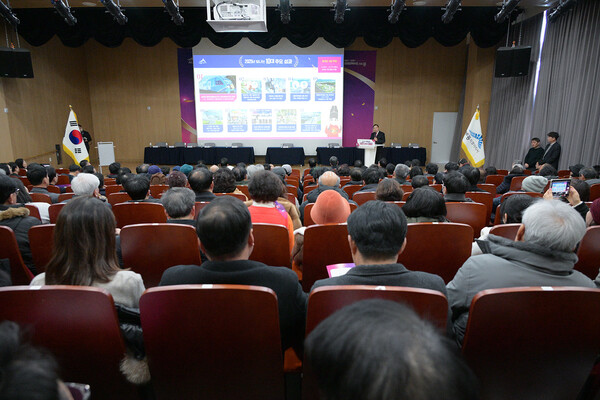 22일 세종특별자치시 조치원읍 행복누림터에서 열린 '2026 새해 맞이 시민과의 대화' 두 번째 자리에서 최민호 세종특별자치시장이 모두 발언을 하고 있다. (사진 세종특별자치시 제공)