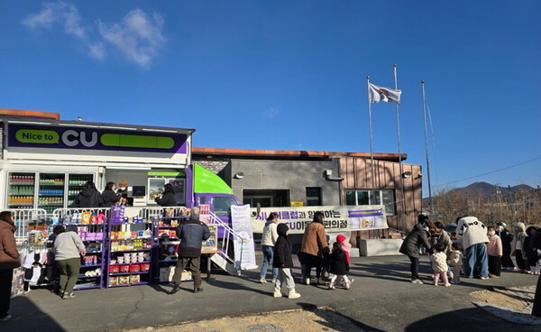 22일 계룡면 하대2리에서 공주시가 CU 대전지역본부와 함께 협력해 전국 최초로 어르신 일자리 사업과 연계한 '이동형 편의점'을 찾은 주민들이 편의점을 이용하고 있다. (사진 공주시 제공)