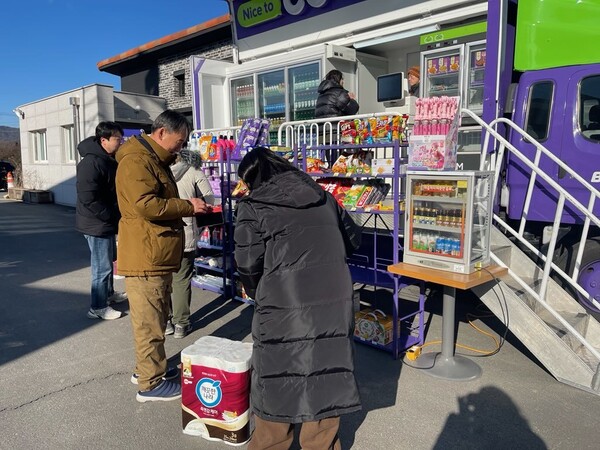 22일 계룡면 하대2리에서 공주시가 CU 대전지역본부와 함께 협력해 전국 최초로 어르신 일자리 사업과 연계한 '이동형 편의점'을 찾은 주민들이 편의점을 이용하고 있다. (사진 공주시 제공)