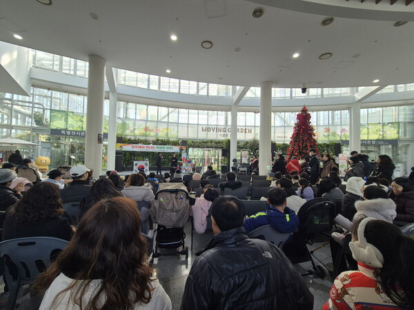 (사)공주시관광협의회가 지난 25일 세종국립수목원에서 '제9회 겨울공주 군밤축제' 홍보 행사를 진행하고 있다./사진제공=공주시