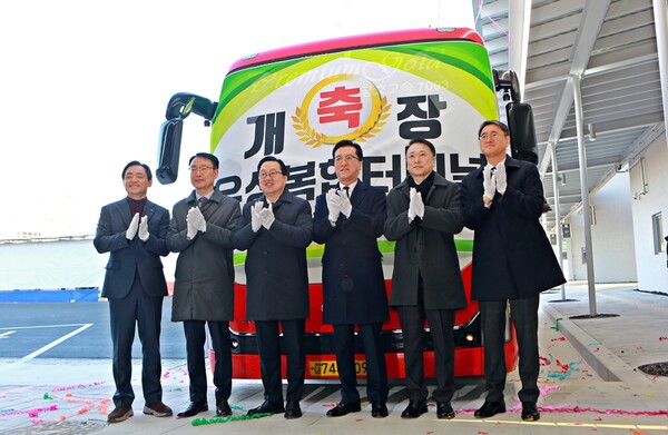 유성복합터미널 개장식 모습. 왼쪽부터 3번째 이장우 시장, 4번째 조원휘 대전시의회 의장, 2번째 이광축 대전교통공사 사장/사진제공=대전교통공사